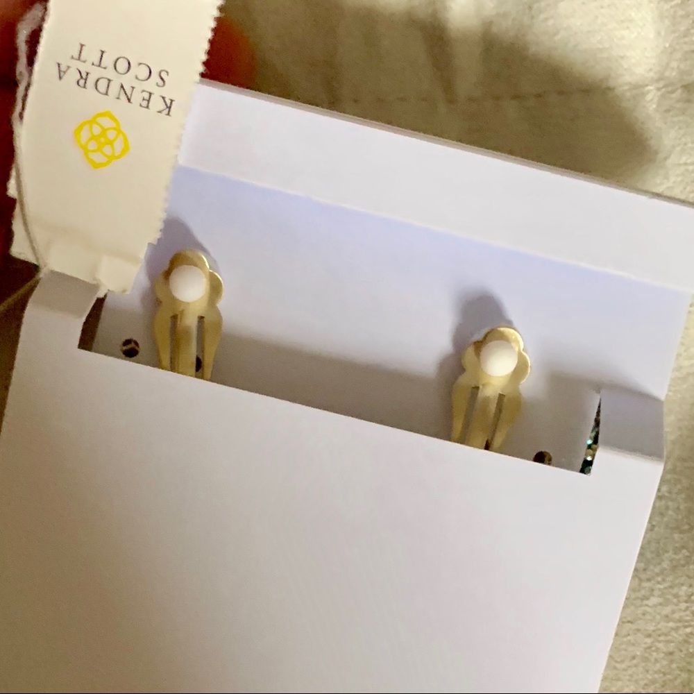 Kendra Scott Sue Tassel Clip-on Earrings in Gold - Picture 5 of 8